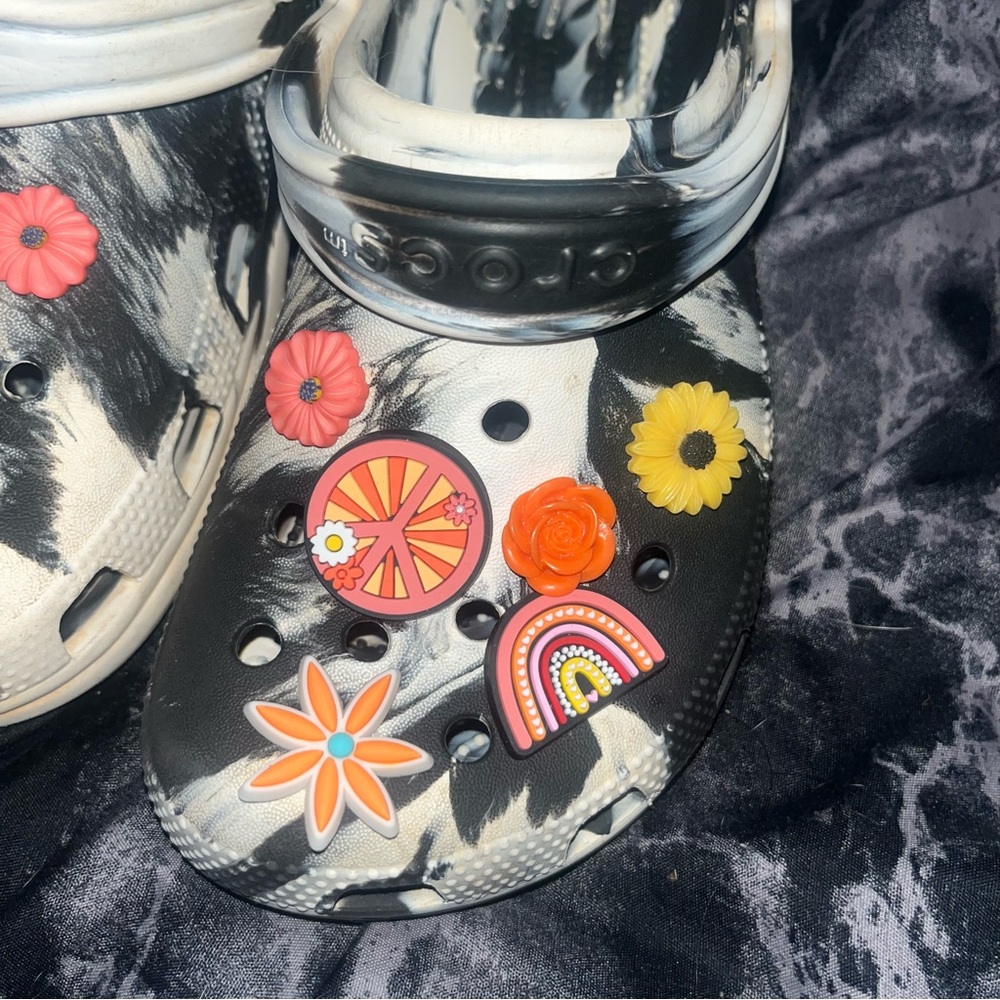 CROCS Black & White marble Tie-Dye Clogs with Bright hippie Floral Charms m5 w7 - Picture 3 of 7